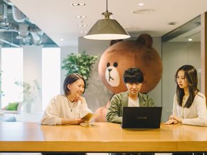 ＼博多駅直結の綺麗なオフィスビル／
悪天候でも通勤しやすい職場♪
同じビル内にスタバや郵便局もあって便利◎