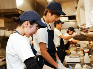 盛り付けなどのカンタン作業からスタート！
イチから丁寧にお教えします！
飲食店バイトデビューさんにピッタリ◎