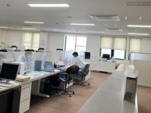 スタッフ同士で助け合いながら
取り組んでいます♪
困ったことがあれば何でも聞いて下さい◎
先輩がしっかりとサポートします！