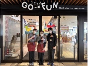 東京ドームシティ内のフードコート『GO-FUN(ゴファン)』
かわいい制服もポイント♪
高校生～60代までいろんな世代が活躍中です!!