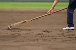 晴れの日も雨の日も――
選手たちがパフォーマンスを発揮できるよう、
グラウンドをピカピカに保つお手伝いをしませんか？