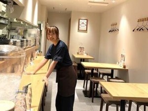 ＜昨年9月にオープンしたばかり＞
綺麗な店内でのお仕事です♪
席数も多すぎず、働きやすい◎