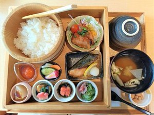 ﾟ*｡☆ NEWスタッフ募集 ☆。*ﾟ
レストランでのホールスタッフ◎
アルバイトより高時給♪