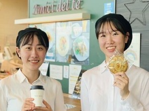 窓の向こうは絶景♪+
羽田空港の展望デッキCafe★.
飛行機が空へ飛び立つ風景は圧巻！夕焼けの空や夜景がとってもキレイです*゜