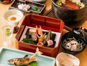 お席はカウンター、個室が2部屋。
店主の気さくな人柄もあり、高級感があるのに
お客さんと距離が近い温かな雰囲気です◎