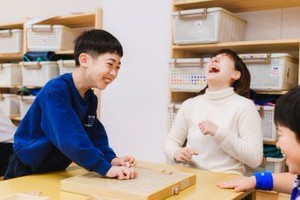 こどもたちと一緒に遊ぶことからスタート！
元気なこどもたちと過ごすと
スタッフまで笑顔になれます