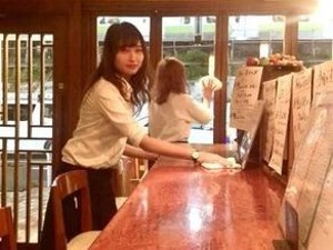 木を基調とした温かい感じのインテリアと
シックな照明で落ち着いてるお店＋*・。
おしゃれも楽しみながら働けます☆