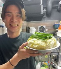 芸能人・芸人も多数ご来店の人気もつ鍋屋★
なんといってもチームワークがGOOD！
忙しい時間帯もみんなで乗り越えて、やりがい◎