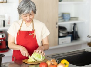 ＼調理補助／
40～60代のスタッフ活躍中！無資格&未経験OK♪
高日給なので、少ない日数でもしっかり稼げます◎
※イメージ画像