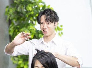 分りやすい技術講習があります!
ブランクがある方も都度教えるので
美容師免許があれば応募OK◎