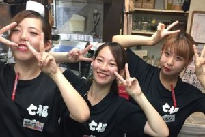 優しい先輩・社員ばかりでアットホーム★
ワイワイ楽しく働けちゃいますよ♪
バイト仲間もたくさんできるかも…？！