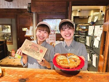 一つひとつ丁寧に焼き上げたこだわりのアップルパイ☆彡
女性スタッフ活躍中!
和気あいあいとした雰囲気が特徴です◎