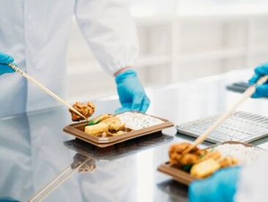 ＼難しい作業なしで安心／
未経験でも活躍できる冷凍弁当の製造◎
幅広い年代のスタッフが活躍中♪