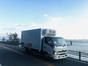 播磨灘で採れた新鮮なカキを
生産者さんから回収していくお仕事！
専用のレールに乗せて積み下ろします◎