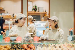 ＼2026年6月までの期間限定／
オシャレベーカリーが催事店舗を出店♪
良い匂いのパンに囲まれながら勤務！