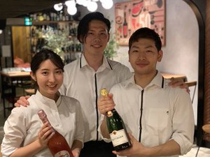 真ん中の方が店長です！
やさしくてスタッフからの信頼も厚い方です☆
困ったことがあったら気軽に話してくださいね！