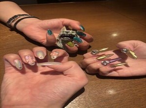カウンター10席＋テーブル20席＝合計30席
常連さんも多く楽しい雰囲気で働けます！