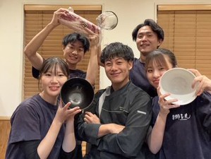 店内は、カウンター12席・テーブル2席。
5人体制だから、ゆとりを持って働けます！
作業内容もシンプルで覚えやすい◎