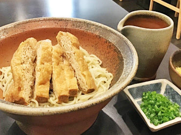 ▼豪華な無料まかない付き
自慢のお蕎麦からイロイロな種類の
まかないを無料で食べられるのも嬉しい♪