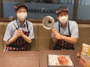 高校生～どなたでも大歓迎！！
海外・国内に1300店舗以上ある大人気カレー専門店♪
未経験の方の受け入れ態勢も抜群です★