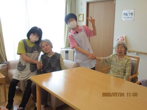 ＜事前の施設見学OK！＞
幅広い世代のスタッフが活躍中！
ご入居者様もスタッフも含め
暖かい雰囲気の中で過ごしていますよ☆