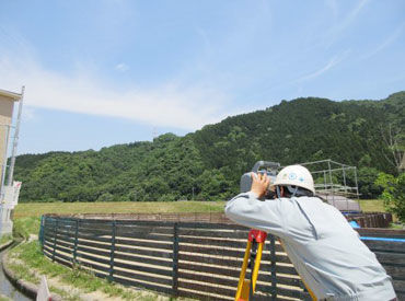 写真は測量中の様子です！
「測量に興味ある！」そんな方はお教えするので
遠慮せずご相談下さい◎