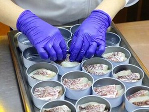 安定して稼げる仕事を始めよう！
工場内のコツコツ作業◎
40代以上のスタッフも活躍★
年齢や経験は問いません♪