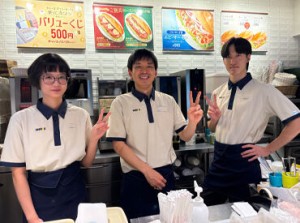 ＼大学生＆フリーター活躍中♪／
STAFF同士、仲が良いのも自慢の1つ♪
ココだけの仲間に出会えるはず！