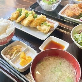 まかないはお肉もお魚も出てきます☆
アナタの接客でお客様を笑顔に♪
店内には芸人,芸能人の色紙も…
もしかしたら会えるかも★