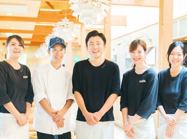 ＼飲食バイトデビューも大歓迎！／
本格的な洋食、和食、中華料理、サラダバー、デザートなど…
メニュー豊富な活気あるお店★