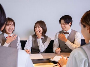 格式が高い…?そんなことありません！
学生スタッフが活躍中でメリハリのある雰囲気
賄い中や仕事終わりは談笑してます♪