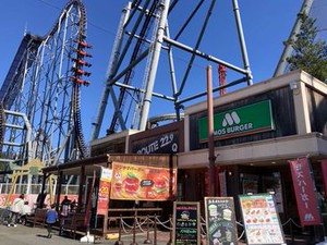 ここでし か食べられない人気のフジヤマバーガーも提供しています♪スタッフが丁寧にフォローします♪ハイランド内で楽しく勤務