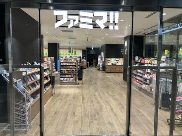 座っている男性が店長です！
「いつも笑顔でやさしい店長です！」
byスタッフ