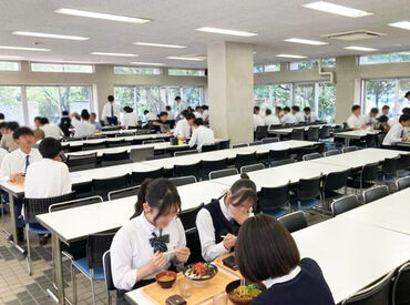 学生食堂でお食事作り♪料理のスキルは不問！
高校生の笑顔に囲まれた楽しい職場で定着率高め◎
お気軽にご応募下さい！