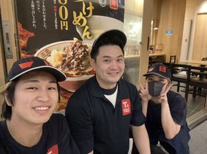 ＼週1日～×時短でOK／
学校帰りの夜や平日ランチ、
土日祝だけなど…働き方は自由◎
半月ごとにシフト提出で楽々♪