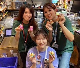 ＼スタッフ大量募集中!!／
お友達と一緒に応募もOK♪
県庁前駅【徒歩2分】の好立地★
スタッフ専用駐車場もありますよ♪