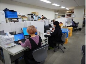 ＜区役所近く♪街ナカバイト＞
ピアスOK！ネイルOK！
服装や髪色自由です♪
オシャレしたままで出勤＆オシゴト可能◎