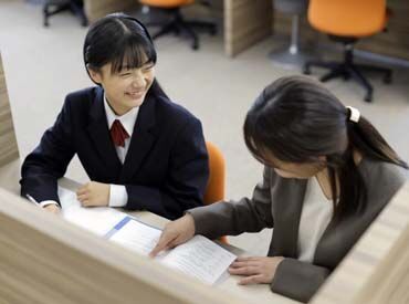 お仕事は夕方からで、学校帰りなどに気軽にシフトに入れます。 
定期試験や旅行の予定なども、シフト調整OK！��ご相談下さい。