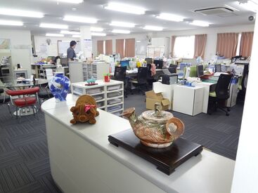 会社を支える事務のお仕事！
経理事務や簿記のスキルが活かせます。
フリーターから主婦まで、幅広い年代の方が活躍中！