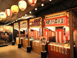 ＼毎年夏の期間限定OPEN／
会場は色とりどりの提灯やネオンで
まさに”お祭り”のキレイな装飾★
毎日ワクワクしながらお仕事♪