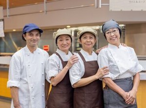 幅広い年代のスタッフが活躍中★
盛付と配膳をお願いするので
「調理に自信がない…」という方でも安心して働けます◎