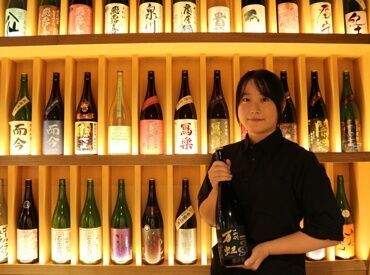 レア日本酒も並んでる圧巻の店内！
「日々知識が身に付くのを実感できて楽しいです◎」
ｂｙ入社後に日本酒にハマったスタッフ