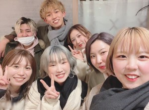 ≪駅前のおしゃれサロンで働きませんか？≫
白をベースに統一された、明るい光差し込む店内です♪
★関西に10店舗展開中★