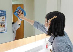 ＼シニアの方にもおすすめです◎／
清掃で適度に体を動かすので、
ストレス解消にもなりますよ◎